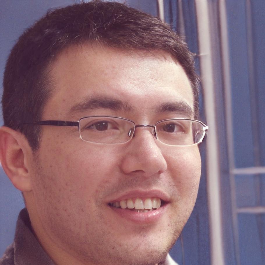 Foto pembicara webinar analisis keuangan