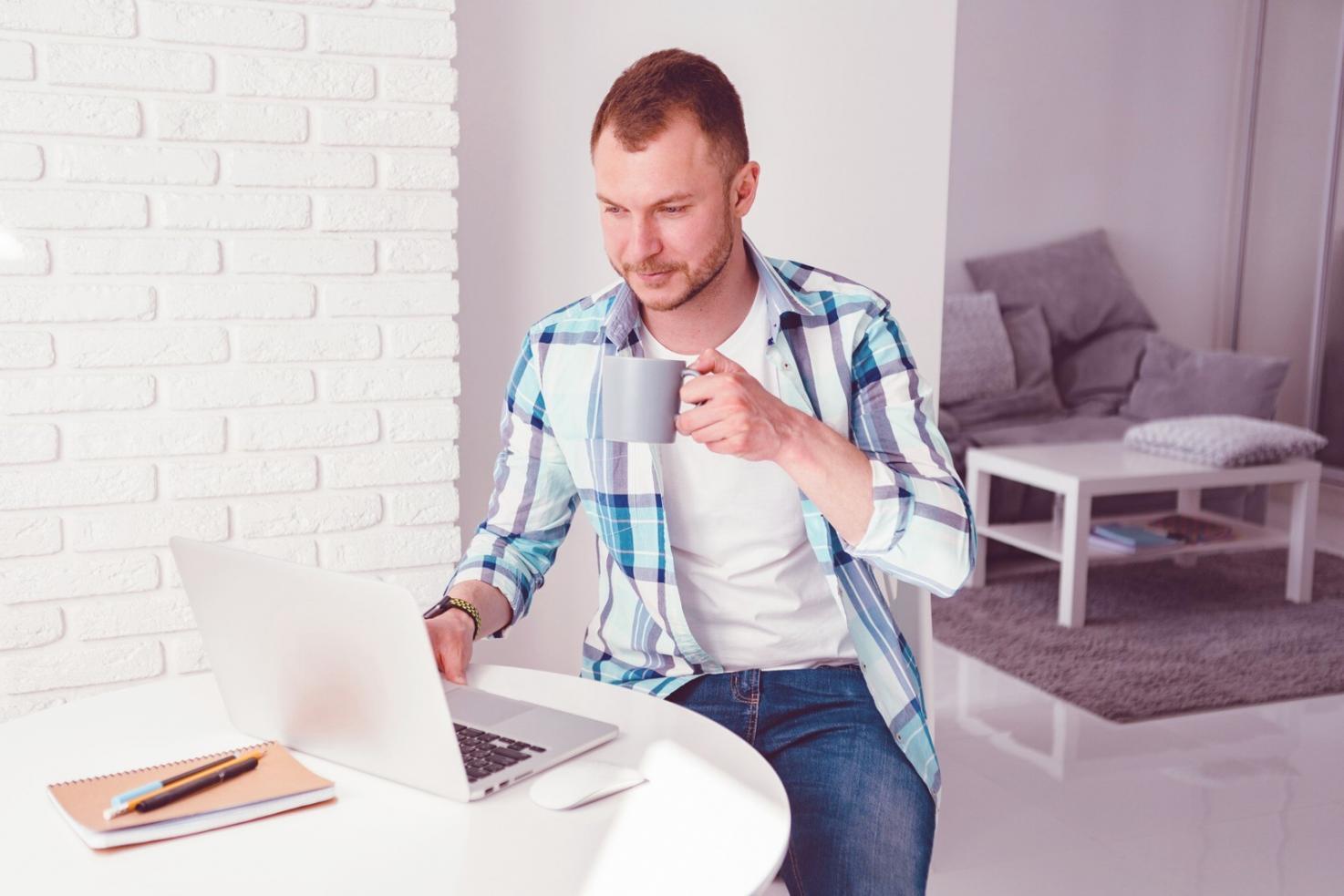 Tim Frondex menganalisis data keuangan perusahaan untuk memberikan wawasan strategis