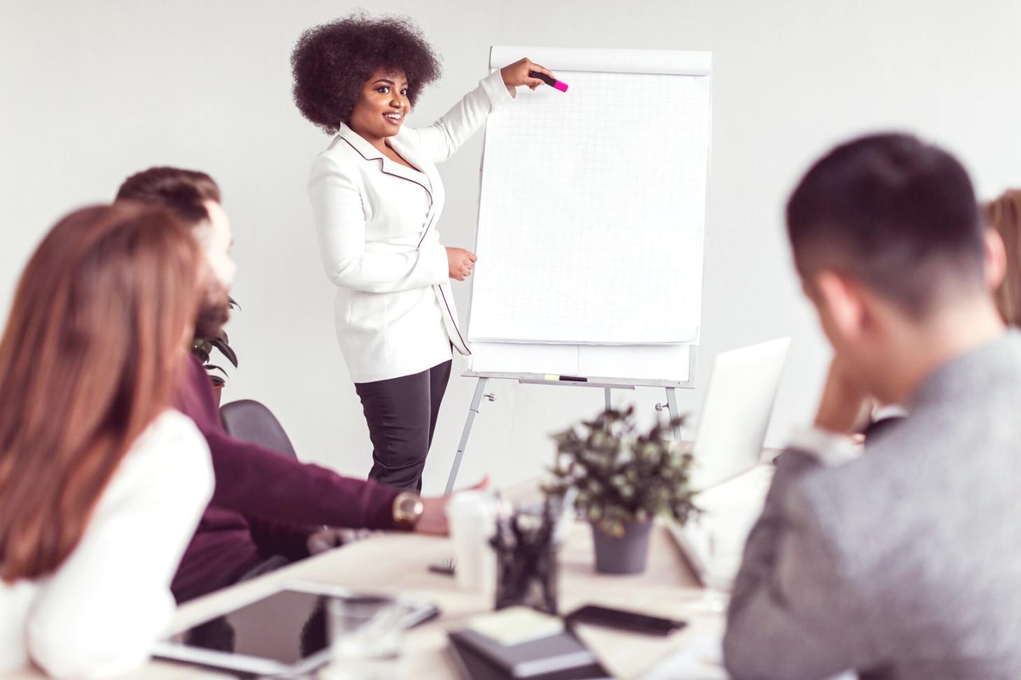 Sesi webinar analisis keuangan dengan peserta aktif