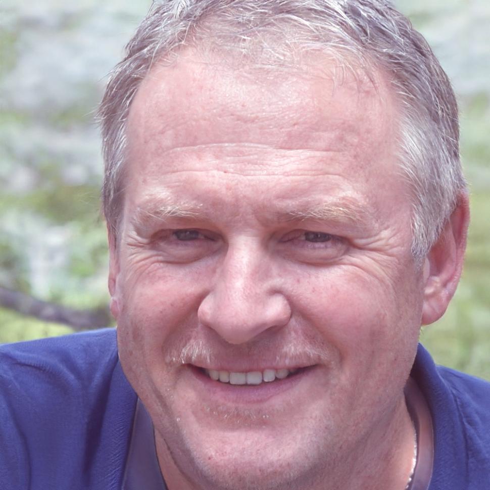 Seorang analis keuangan berpengalaman dari tim Frondex